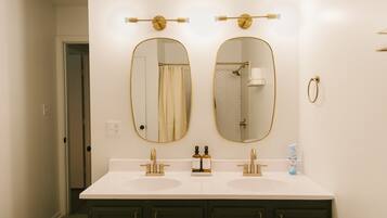 Doccia, asciugacapelli, asciugamani, sapone