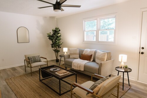 "Morning View 4” Cozy Modern Stay - College/Hiking