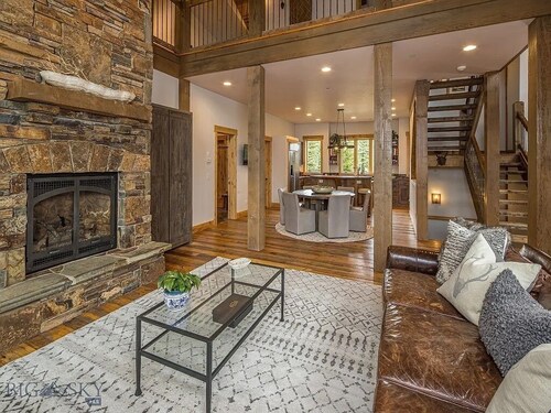 Luxury Mountain Retreat: SPA, Deck, 2 Living Spaces