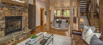 Luxury Mountain Retreat: SPA, Deck, 2 Living Spaces
