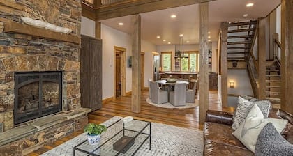 Luxury Mountain Retreat: SPA, Deck, 2 Living Spaces