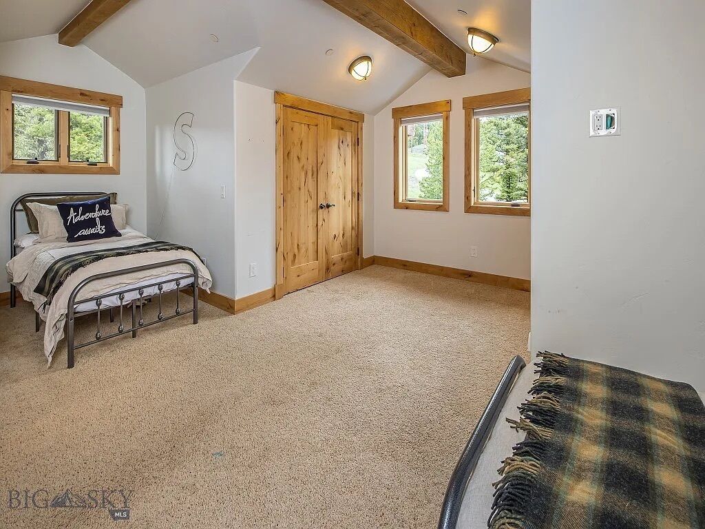 5 bedrooms, desk, iron/ironing board, WiFi