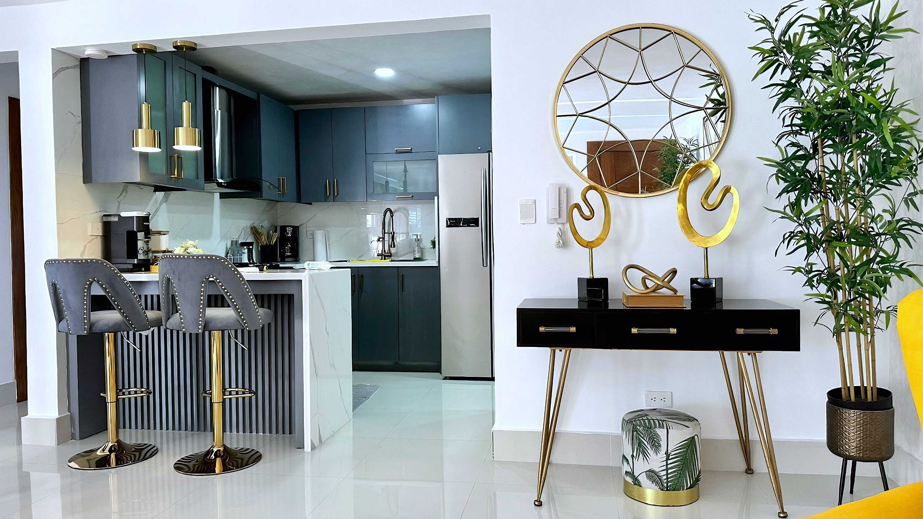 Kjøleskap, mikrobølgeovn, ovn og kokeplater