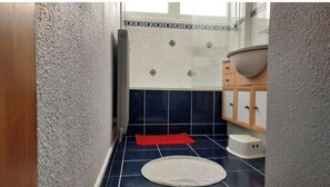 Een bad, een haardroger, zeep, toiletpapier