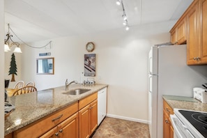 Condo, 1 Queen Bed with Sofa bed (Pinnacle F07) | Private kitchen - Pinnacle F07 (Killington)