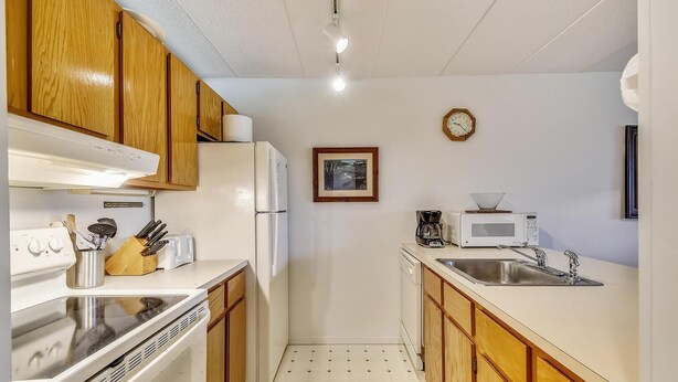 Condo, 1 King Bed with Sofa bed (Pinnacle F10) | Private kitchen - Pinnacle F10 (Killington)