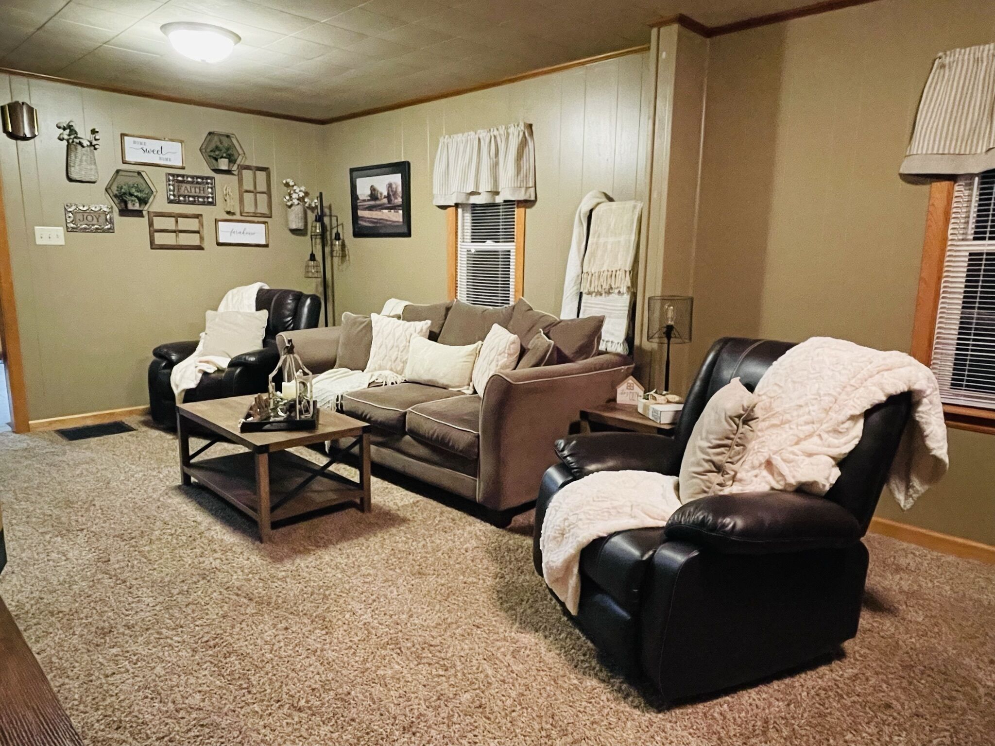 Smart TV, fireplace, stereo