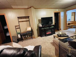 Smart TV, chimenea, estéreo