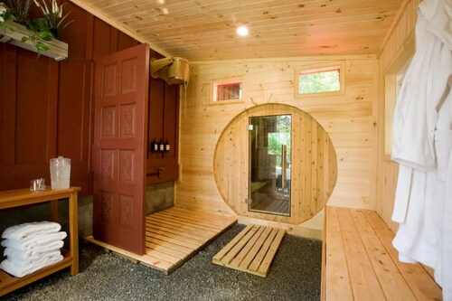 Luxury Tiny Home Ski Cabin with Barrel Sauna Room!