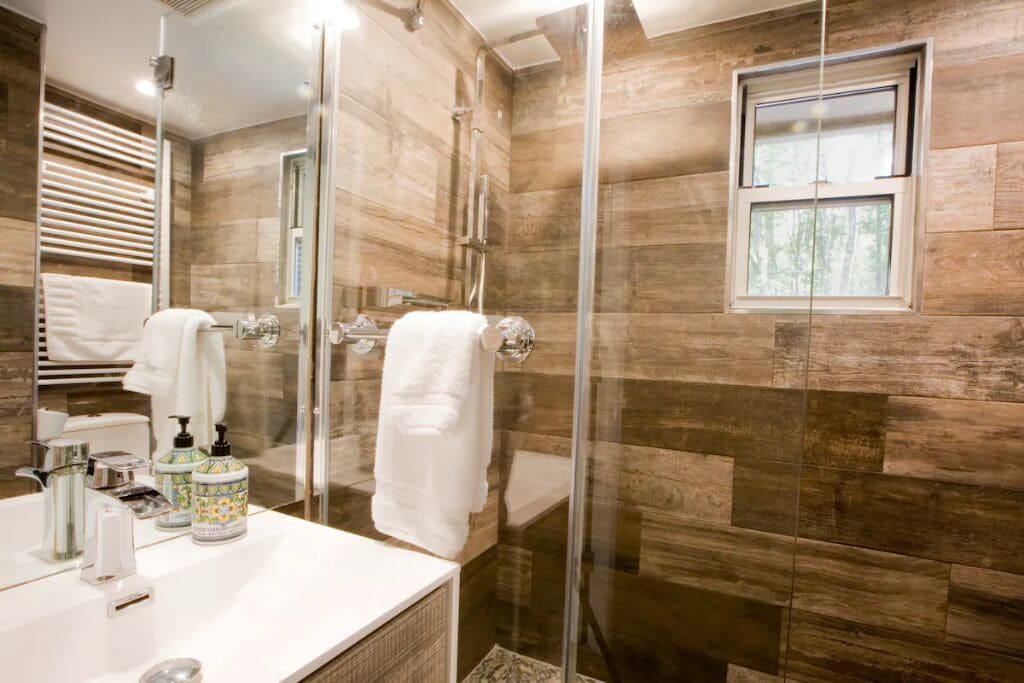 Suihku, hiustenkuivaaja, lämmitetyt lattiat, pyyhkeet