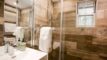 Suihku, hiustenkuivaaja, lämmitetyt lattiat, pyyhkeet