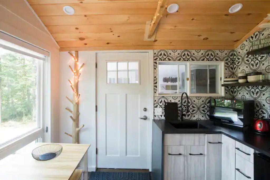 Fridge, oven, stovetop, coffee/tea maker