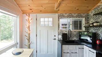 Frigorífico, horno, placa de cocina y cafetera o tetera