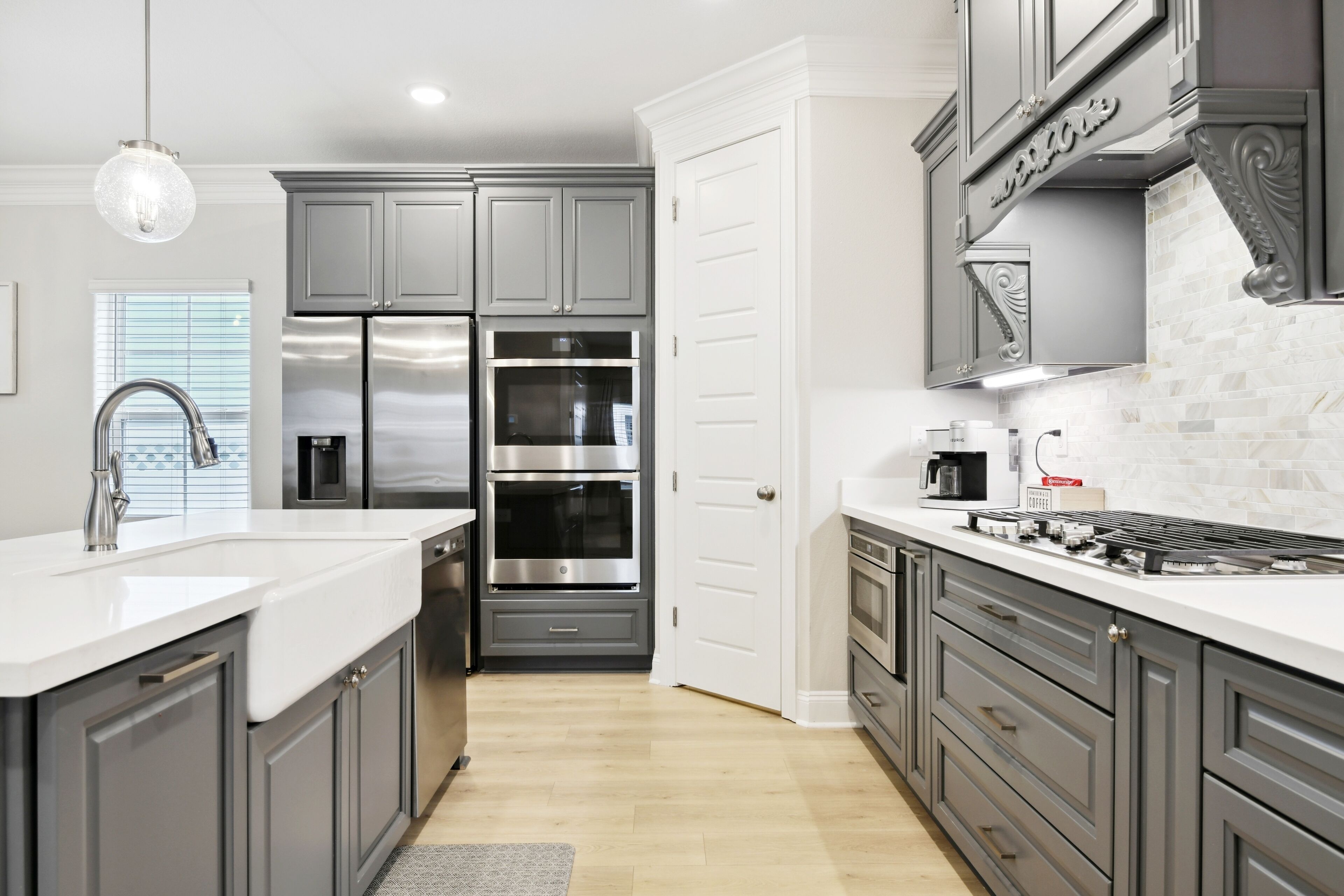 Jääkaappi, mikroaaltouuni, uuni, liesi