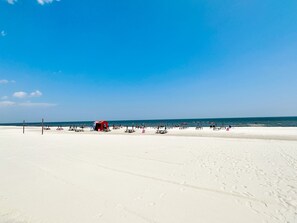 En la playa y camastros 