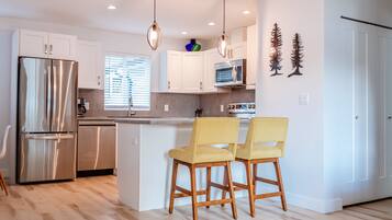 Réfrigérateur, micro-ondes, four, plaque de cuisson