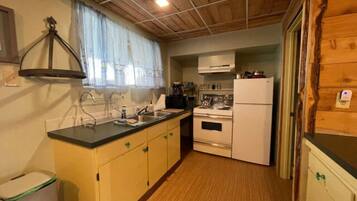 Frigorífic, forn i placa de cuina