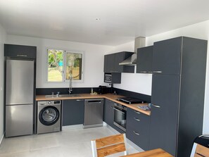 Réfrigérateur, four à micro-ondes, un four, surface de cuisson
