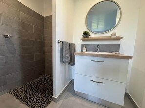 Dusche, Haartrockner, Handtücher
