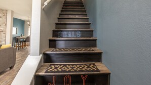 Eine Treppe, deren Stufen mit den Wörtern „ZIELE“ und „FREUDE“ in fetter Schrift beschriftet sind.