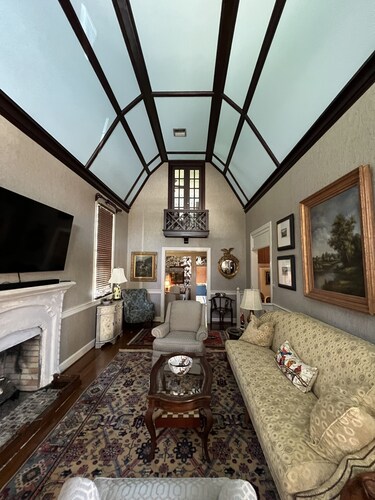 Quirky historic home, fully renovated! Designer interior! Plush linens! Firepit!
