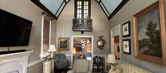 Quirky historic home, fully renovated! Designer interior! Plush linens! Firepit!