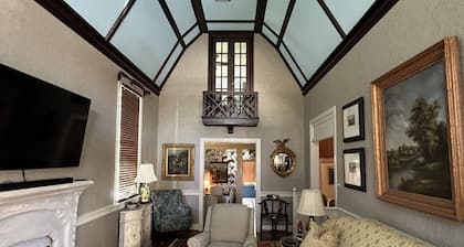 Quirky historic home, fully renovated! Designer interior! Plush linens! Firepit!