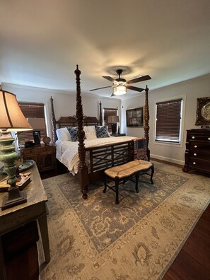 3 bedrooms, desk, iron/ironing board, travel crib