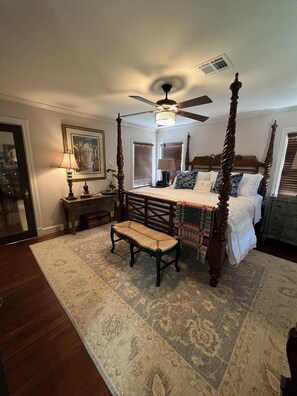 3 habitaciones, escritorio y tabla de planchar con plancha 