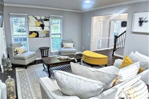 Smart TV, fireplace, books, stereo