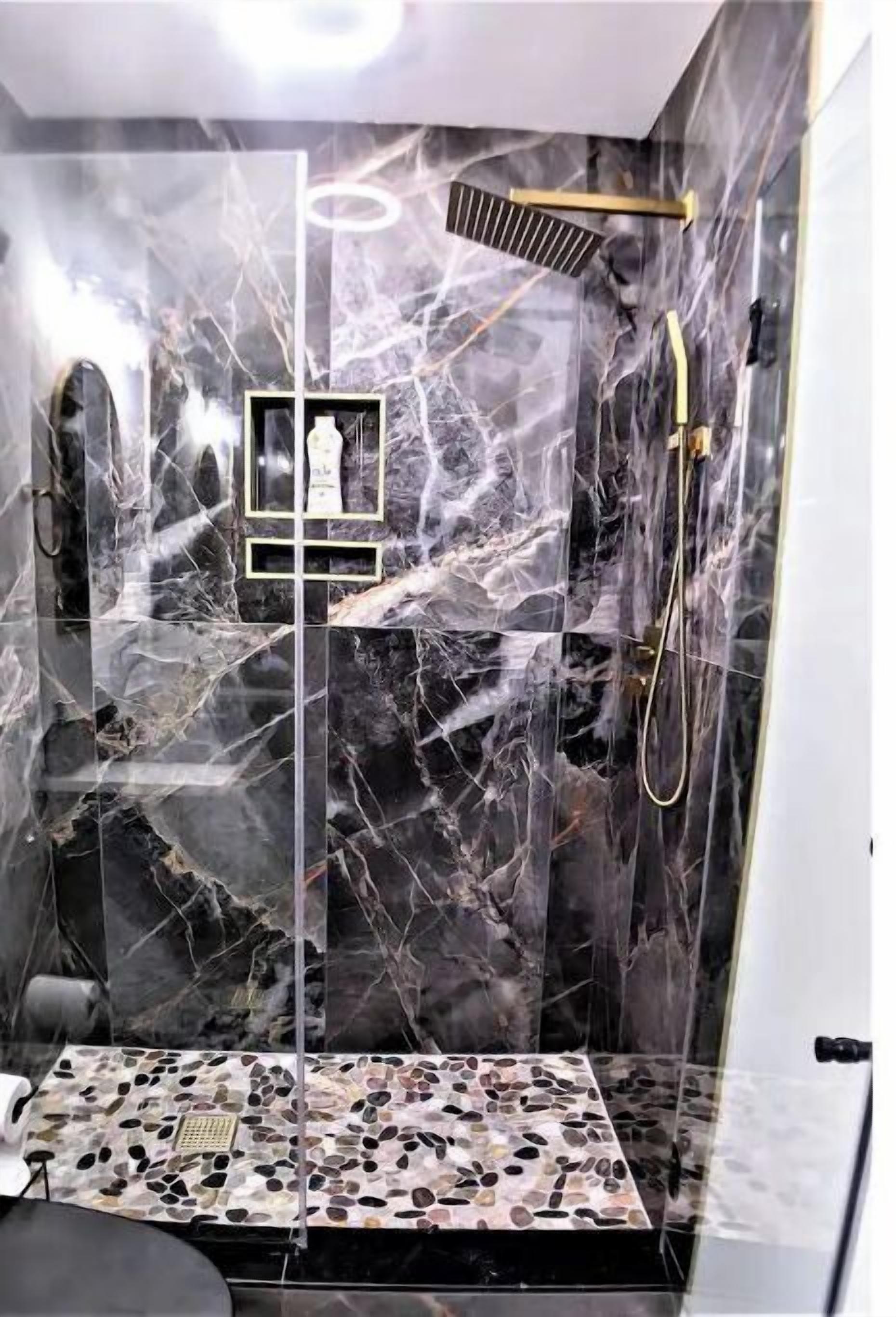 Dusche, Haartrockner, Handtücher, Seife