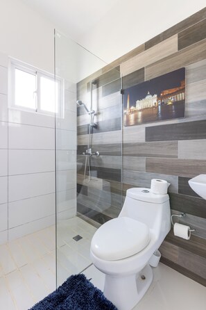 Douche, serviettes fournies, papier toilette
