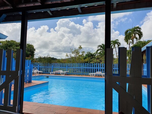 Una piscina al aire libre