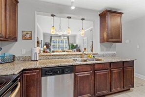 冰箱、微波炉、烤箱、炉灶