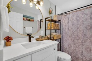 Ensemble douche/baignoire, sèche-cheveux, serviettes fournies, savon