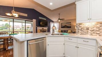 雪櫃、微波爐、焗爐、爐具