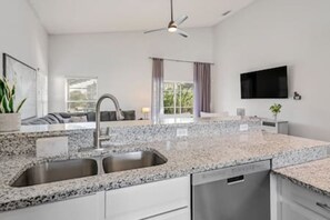 Réfrigérateur, four à micro-ondes, un four, surface de cuisson