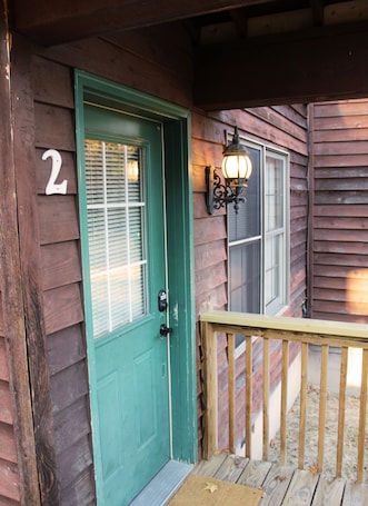 Exterior detail. 3 Minutes to Giant City - 6 Minutes to SIU - 4 Minutes to Shawnee Winetrail!