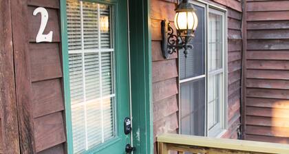 3 Minutes to Giant City - 6 Minutes to SIU - 4 Minutes to Shawnee Winetrail!