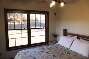 1 bedroom, iron/ironing board, free WiFi, bed sheets - 3  Minutes to Giant City - 6 Minutes to SIU - 4 Minutes to Shawnee Winetrail! (Makanda)