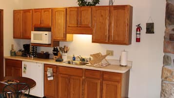 Refrigerador, microondas, cafetera y tetera y tostadora
