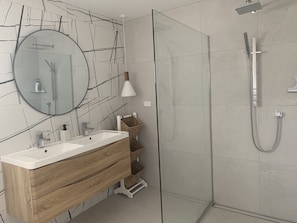 Shower, hair dryer, towels, soap - Luxury Home with Spa Sea views (Cable Bay)
