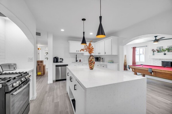 Kylskåp, mikrovågsugn, ugn och spishäll