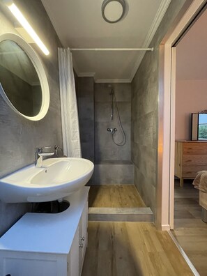 Dusche, Haartrockner, Seife, Toilettenpapier