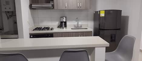 Fridge, oven, stovetop, coffee/tea maker