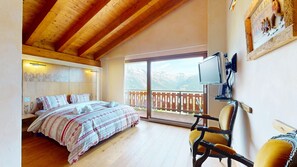 5 bedrooms, iron/ironing board, free WiFi, bed sheets