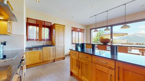 冷蔵庫、電子レンジ、オーブン、食器洗い機