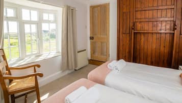 4 bedrooms, iron/ironing board, free WiFi, bed sheets