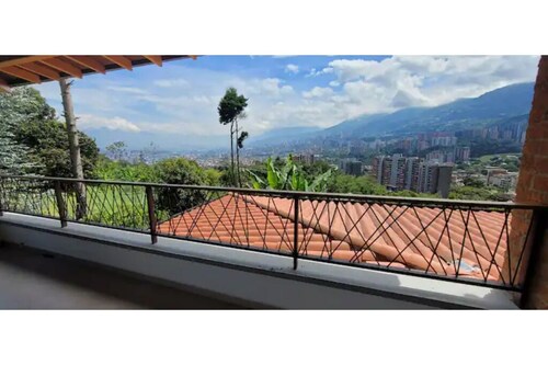 Amazing Medellín Views, Modern Villa with Jacuzzi