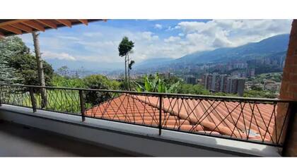 Amazing Medellín Views, Modern Villa with Jacuzzi